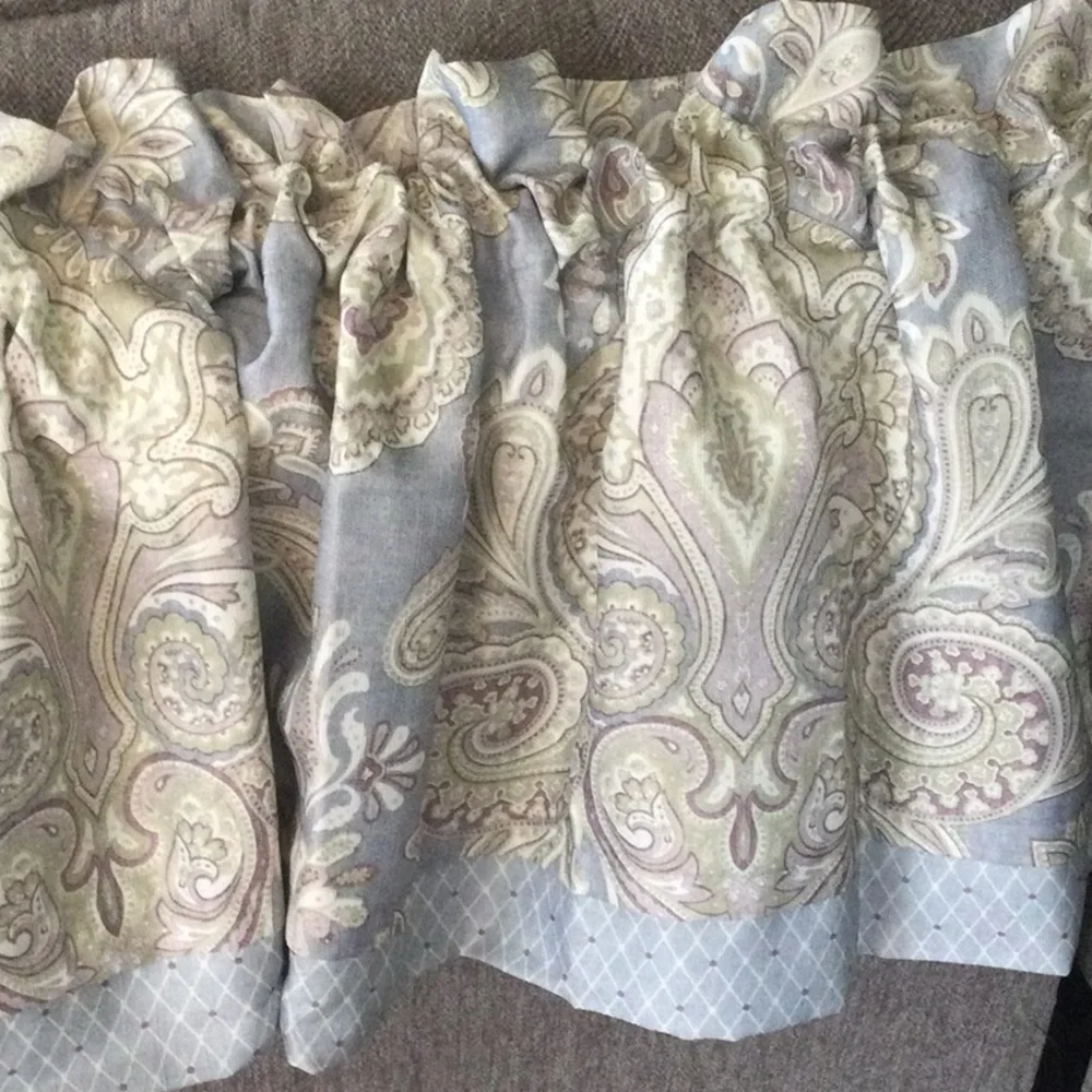 Valance window curtain. 88”by17” rod pocket, lined. Blue multi colored